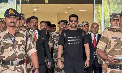 ஒரு பிரதமருக்குரிய பாதுகாப்பு தோனிக்கு உள்ளது  - இங்கிலாந்து முன்னாள் வீரர்