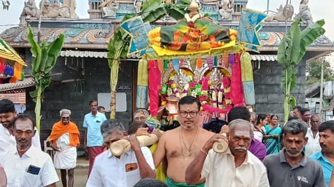 சிக்கரசம்பாளையம் அம்மன் கோவிலில் இருந்து புறப்பட்ட சப்பரம்