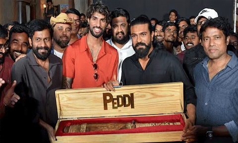 திலக் வர்மாவுக்கு பேட் பரிசளித்தார் நடிகர் ராம்சரண் 
