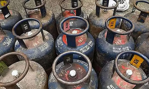 சேலம்: வீட்டில் பதுக்கிய 79 கியாஸ் சிலிண்டர்கள் பறிமுதல் -  3 பேர் கைது