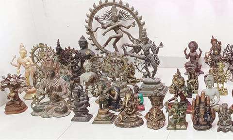காரில் கொண்டு செல்லப்பட்ட 53 சாமி சிலைகள் பறிமுதல் - தேர்தல் பறக்கும்படையினர் நடவடிக்கை