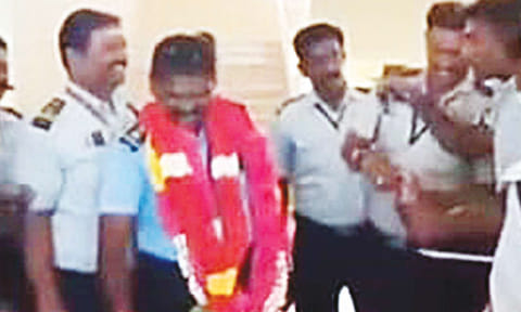 தரிசன பாதையில் கேக் வெட்டி பிறந்த நாள் கொண்டாடிய நபர்கள்- அதிரடி காட்டிய திருச்செந்தூர் கோவில் நிர்வாகம்  