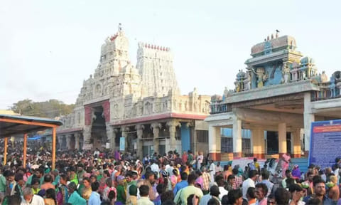 திருச்செந்தூர் கோவில் வளாகத்தில் கேக் வெட்டி கொண்டாட்டம்: தனியார் நிறுவனத்திற்கு ரூ.1 லட்சம் அபராதம்