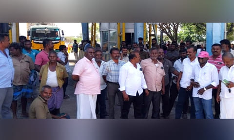புதூர்பாண்டியாபுரம் சுங்கச்சாவடியில் திடீர் கட்டண உயர்வு: லாரி உரிமையாளர்கள் சாலை மறியல்