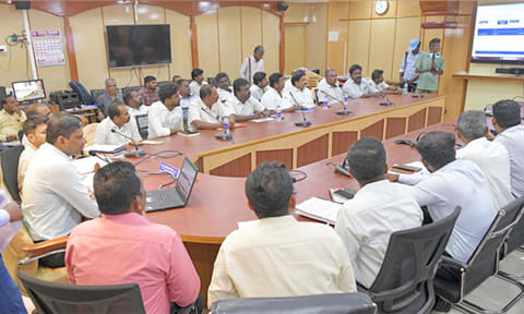 தூத்துக்குடி: 2,238 மின்னணு வாக்குப்பதிவு எந்திரங்கள் ஒதுக்கீடு பணி- கலெக்டர் இளம்பகவத் தொடங்கி வைத்தார்