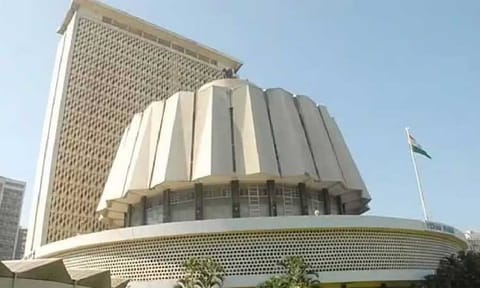 மும்பையில் பரபரப்பு: மராட்டிய சட்டசபை முன் தீக்குளிக்க முயன்ற விவசாயி
