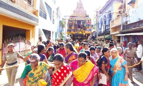 நெல்லை டவுன் கரியமாணிக்க பெருமாள் கோவிலில் நடைபெற்ற தேரோட்டம்