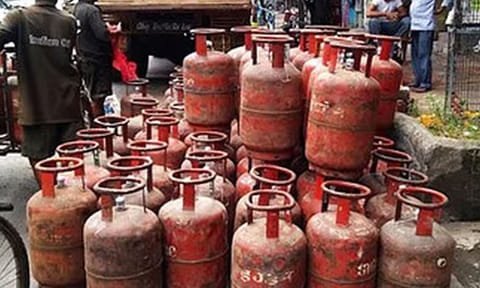 டெல்லியில் 459 கேஸ் சிலிண்டர்கள் பறிமுதல்
