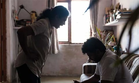 ஆபாச வீடியோக்களை காட்டி தோழிகளுடன் உல்லாசமாக இருக்க கணவனை வற்புறுத்திய பெண் என்ஜினீயர்...கண்ணீர் விட்டு கதறிய வாலிபர்