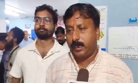 மேற்கு வங்காளம்:  கொடி ஏற்றுவதில் தகராறு; பா.ஜ.க., திரிணாமுல் காங்கிரசார் மோதலில் பலர் காயம்
