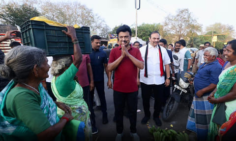 திருச்சி கிழக்கு தொகுதியில் நடைபயிற்சியின்போது வாக்கு சேகரித்த முதல்-அமைச்சர் மு.க.ஸ்டாலின் 
