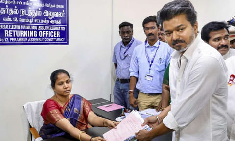 குற்ற வழக்கின் விவரத்தை தெரிவிக்கவில்லையா..? விஜய்யின் வேட்புமனுக்களால் கிளம்பிய சர்ச்சை