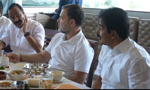 கேரள சுவையுடன் தேர்தல் வியூகம்: கொச்சி உணவகத்தில் ராகுல் காந்தி முக்கிய தலைவர்களுடன் ஆலோசனை