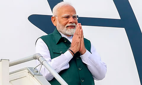 ஹெலிகாப்டர் மூலம் புதுச்சேரி சென்றடைந்தார் பிரதமர் மோடி 