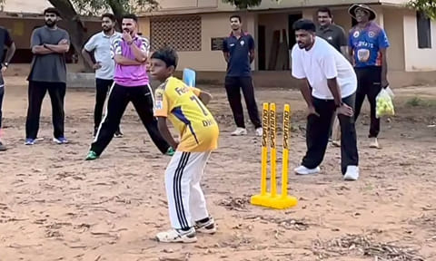 சிறுவர்களுடன் கிரிக்கெட் விளையாடிய சென்னை வீரர் சஞ்சு  சாம்சன்