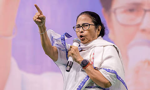 பெங்காலியில் பேசுவதால் நாங்கள் இந்தியர்கள் இல்லையா? மம்தா ஆவேசம்