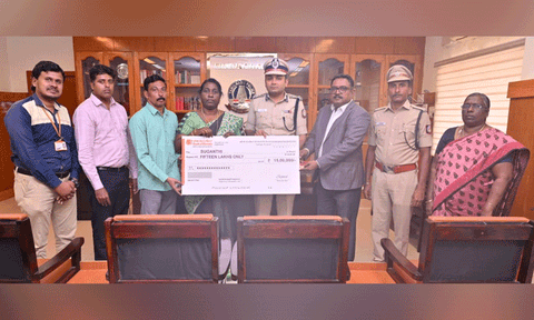 பணியின்போது இறந்த போலீஸ் அதிகாரி குடும்பத்திற்கு ரூ.15 லட்சம் காசோலை; நெல்லை போலீஸ் கமிஷனர் வழங்கினார்