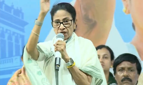 எங்களுடைய வாகனங்களில் மட்டுமே சோதனை... நாட்டில் என்ன நடக்கிறது? மம்தா பானர்ஜி ஆவேசம்
