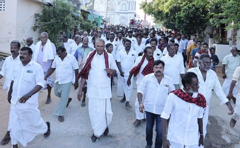 ராதாபுரம் தொகுதி தி.மு.க. வேட்பாளர் அப்பாவு மீனவ கிராமங்களில் வீதி, வீதியாக நடந்து சென்று பிரசாரம்