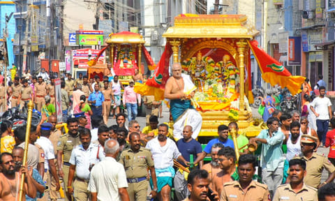 தங்க சப்பரத்தில் உற்சவர்கள்  வீதிஉலா