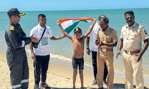 குறைந்த வயதில் உலக சாதனை... பால்க் நீரிணையை நீந்தி கடந்த ராஞ்சி சிறுவன்