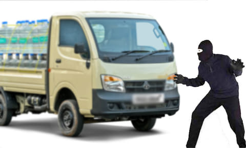 திருச்செந்தூர் அருகே மினி சரக்கு வாகனத்தை திருடிச்சென்ற சிறுவன் - மடக்கி பிடித்த போலீசார்