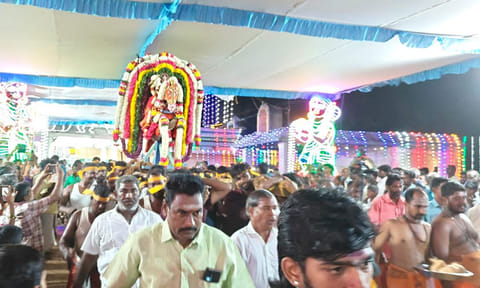 குதிரை வாகனத்தில் அம்மன் வீதிஉலா