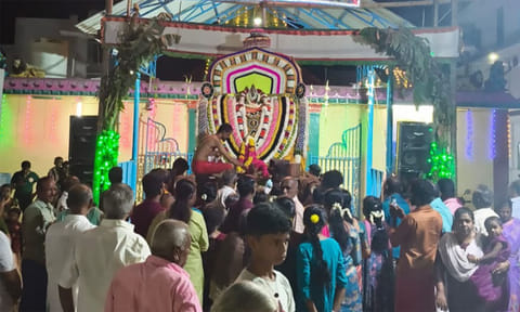 சிம்ம வாகனத்தில் அம்மன் வீதி உலா