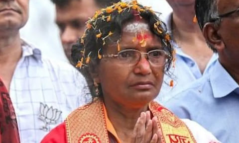 மேற்கு வங்காளம்:  கொடூர கொலையான மருத்துவ மாணவியின் தாயார் 56 ஆயிரம் வாக்குகள் முன்னிலை
