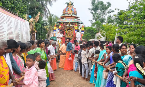 தேர் இழுத்த பெண் பக்தர்கள்