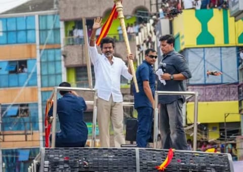 மாமல்லபுரம் விடுதிக்கு வர வேண்டும்: தேர்தலில் வெற்றி பெற்ற தவெக வேட்பாளர்களுக்கு விஜய் அழைப்பு