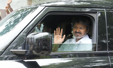 சுமார் 1 மணி நேரத்திற்கு மேலாக விஜய் ஆலோசனை... தவெக எம்.எல்.ஏ.க்களை ஈ.சி.ஆரில் தங்கவைக்க ஏற்பாடு