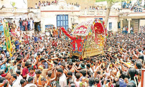 அழகர்மலைக்கு திரும்பிய கள்ளழகர்: வழிநெடுக வண்ண மலர்கள் தூவி வரவேற்ற பக்தர்கள்