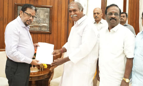 புதுச்சேரி: முதல்-அமைச்சர் பதவியை ராஜினாமா செய்தார் ரங்கசாமி