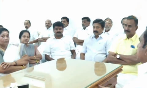 அடுத்த ஆட்சி அமைக்கப்போவதில் இழுபறி - அதிமுக எம்.எல்.ஏ.க்கள் புதுச்சேரியில் தங்கவைப்பு 
