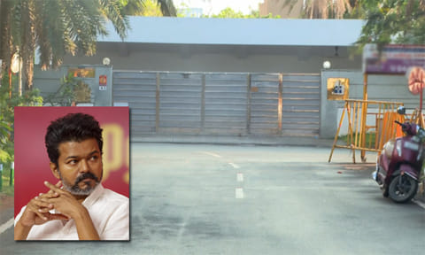விஜய் வீட்டின் முன்பு போடப்பட்டிருந்த பாதுகாப்புகள் முழுமையாக அகற்றம்