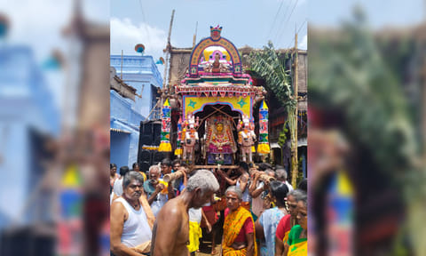 முத்துப் பல்லக்கில் அம்மன் நகர்வலம்