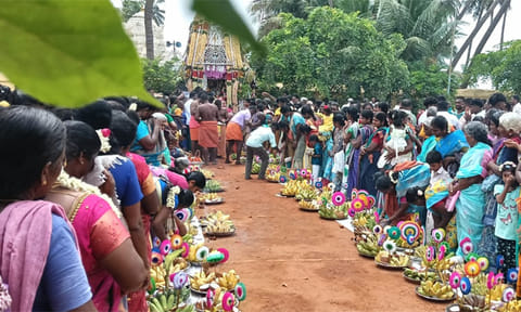 தேரின் முன்னால் மாவிளக்குகளை வைத்து பூஜை செய்த பக்தர்கள்