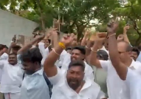 கம்யூனிஸ்ட் கட்சி ஆதரவு : பனையூர் அலுவலகத்தில் தவெகவினர் கொண்டாட்டம்