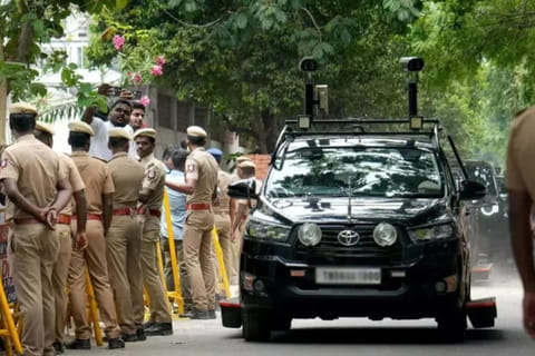 விஜய்க்கு, முதல்-அமைச்சருக்கான பாதுகாப்பு வழங்கியது எப்படி? - டி.ஜி.பி.யிடம் கவர்னர் கேள்வி