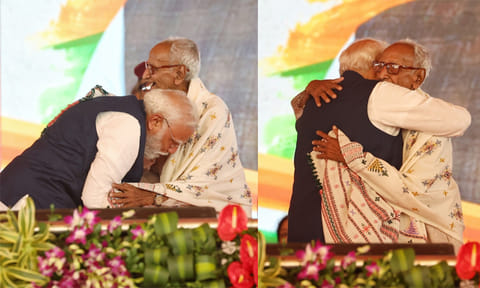 98 வயது பா.ஜ.க தொண்டரிடம் காலில் விழுந்து ஆசிபெற்ற பிரதமர் மோடி