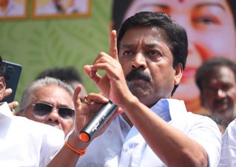 அதிமுகவிற்குள் மீண்டும் குழப்பம்?  சிவி சண்முகம் தலைமையில் எம்.எல்.ஏக்கள் தனியே ஆலோசனை