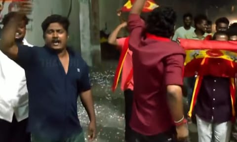 தமிழகம் முழுவதும் பட்டாசு வெடித்து தவெகவினர் கொண்டாட்டம்
