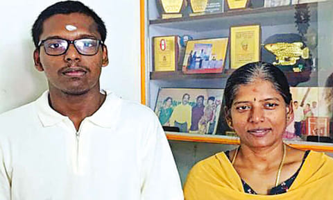 தந்தை இறந்த துக்கத்திலும் பிளஸ்-2 தேர்வு எழுதி 582 மதிப்பெண்கள் வாங்கிய மாணவர் - குவியும் பாராட்டுகள்