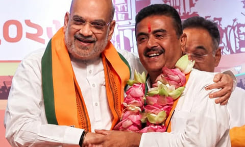 மேற்கு வங்காள புதிய முதல்-மந்திரியாக இன்று பதவி ஏற்பு: யார் இந்த சுவேந்து அதிகாரி..?