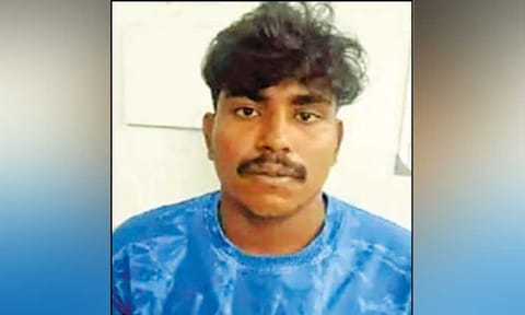பாலியல் வழக்கில் கைது செய்ய முயன்றபோது போலீஸ்காரரின் கையை கடித்த வாலிபர்