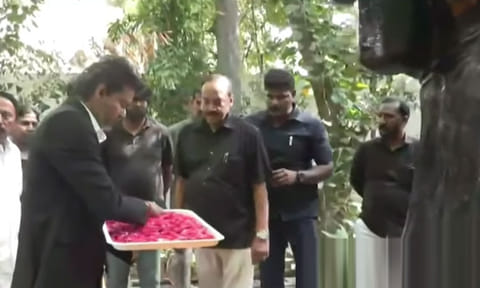 சென்னை எழும்பூரில் உள்ள பெரியார் நினைவிடத்தில் முதல்-அமைச்சர் விஜய் மரியாதை