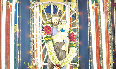தேரில் எழுந்தருளிய சூசையப்பர்