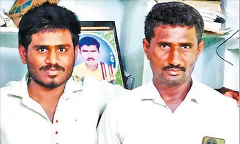 கிணற்றில் விழுந்து தவித்த கன்று குட்டியை காப்பாற்றி விட்டு தந்தை-மகன் சாவு