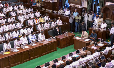 வரலாற்றில் முதல்முறை.. ஒரே வரிசையில் திமுக, அதிமுக எம்.எல்.ஏ.க்கள்
